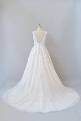 Wedding Dress With Pocket, Elegant Long A-line V-neck Appliques Lace Tulle Backless Wedding Dress